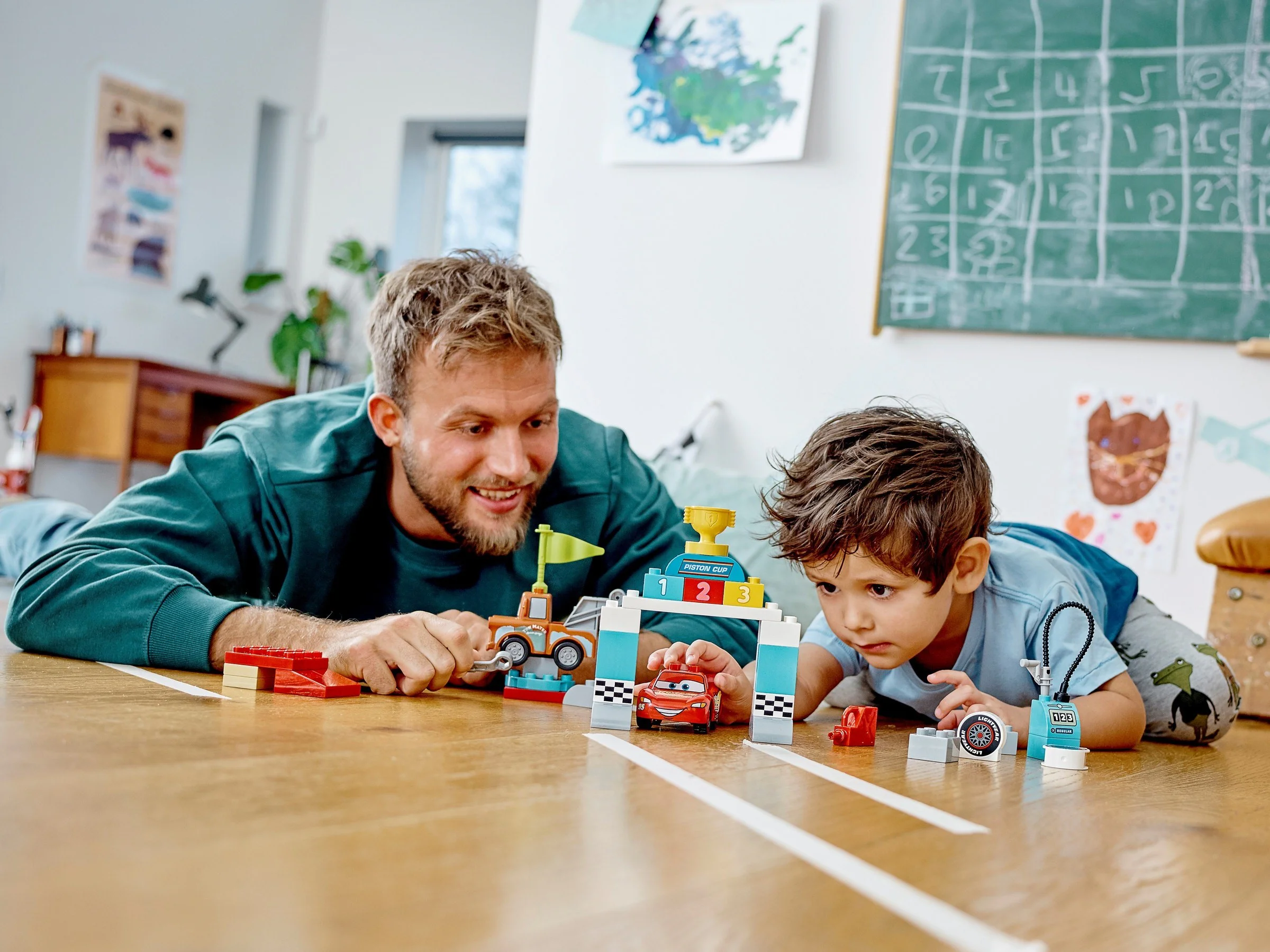 Motion in the race: Lightning McQueen's Race Day 乐高 LEGO 10924 image 1