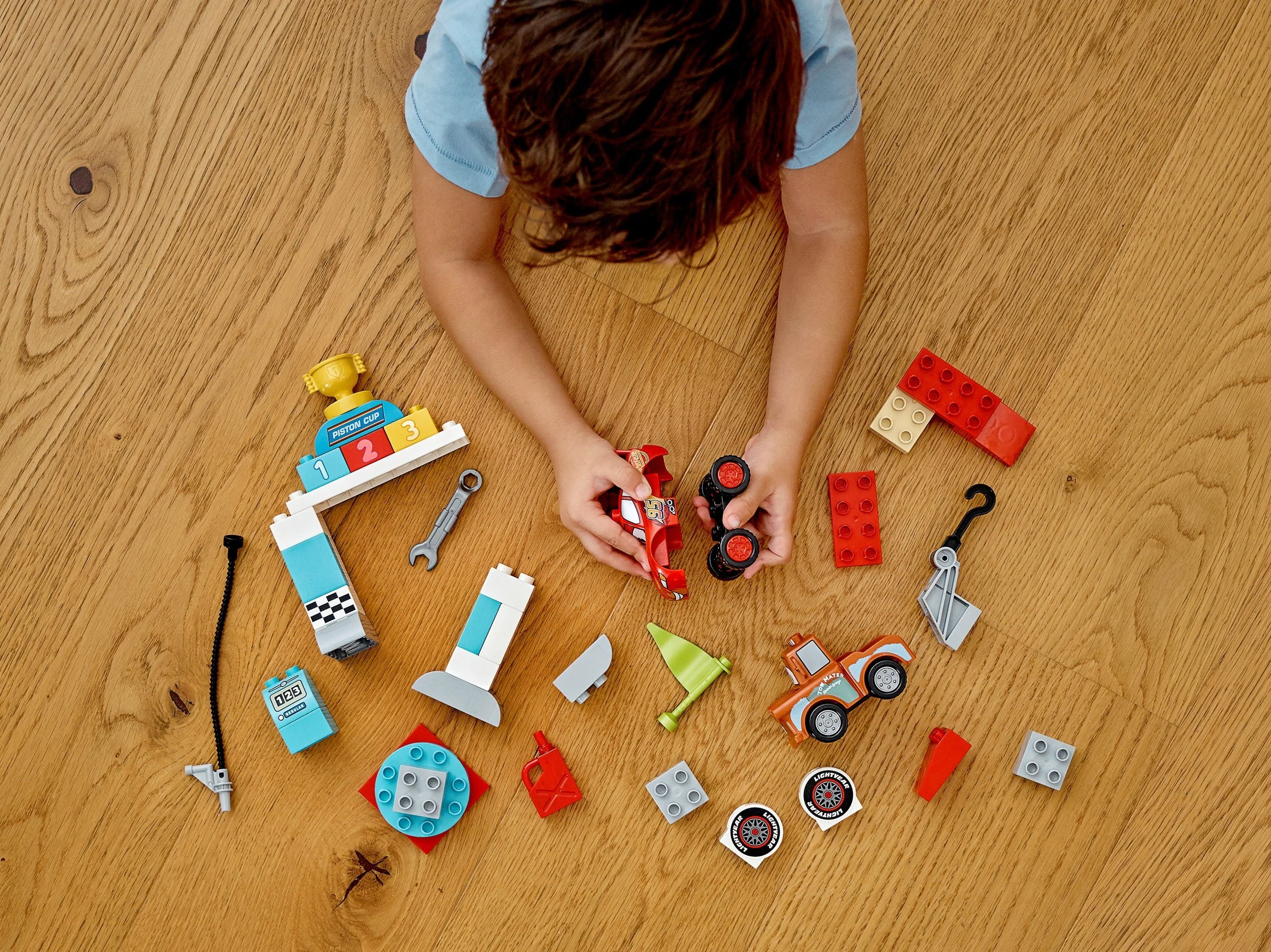 Motion in the race: Lightning McQueen's Race Day 乐高 LEGO 10924 image 6