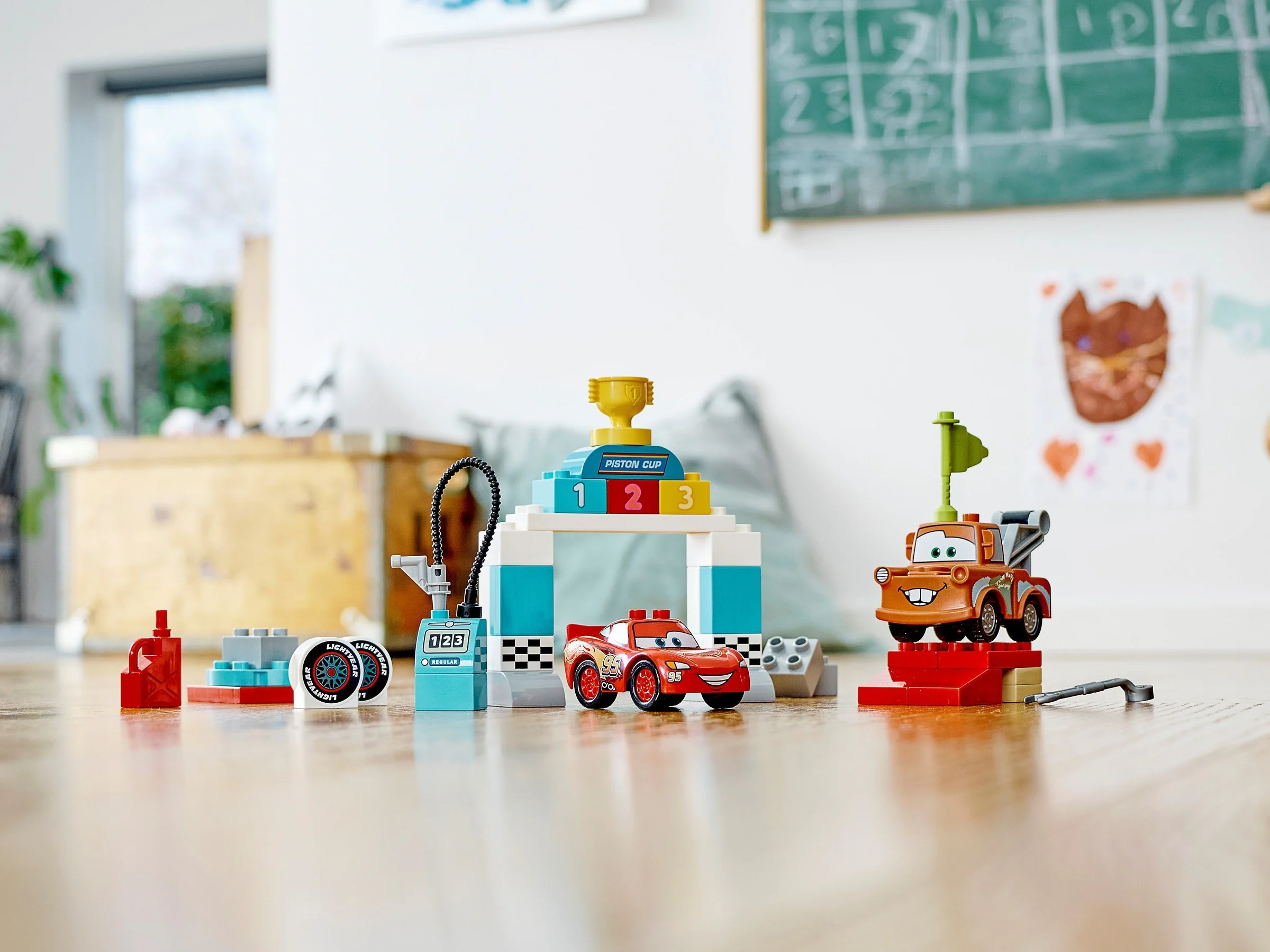 Motion in the race: Lightning McQueen's Race Day 乐高 LEGO 10924 image 9