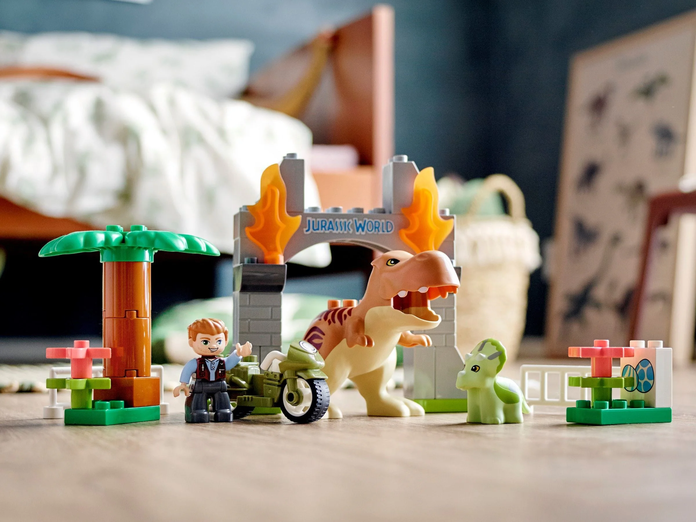 Jurassic World: Dragons and Triangular Dragons Run LEGO 10939 image 2