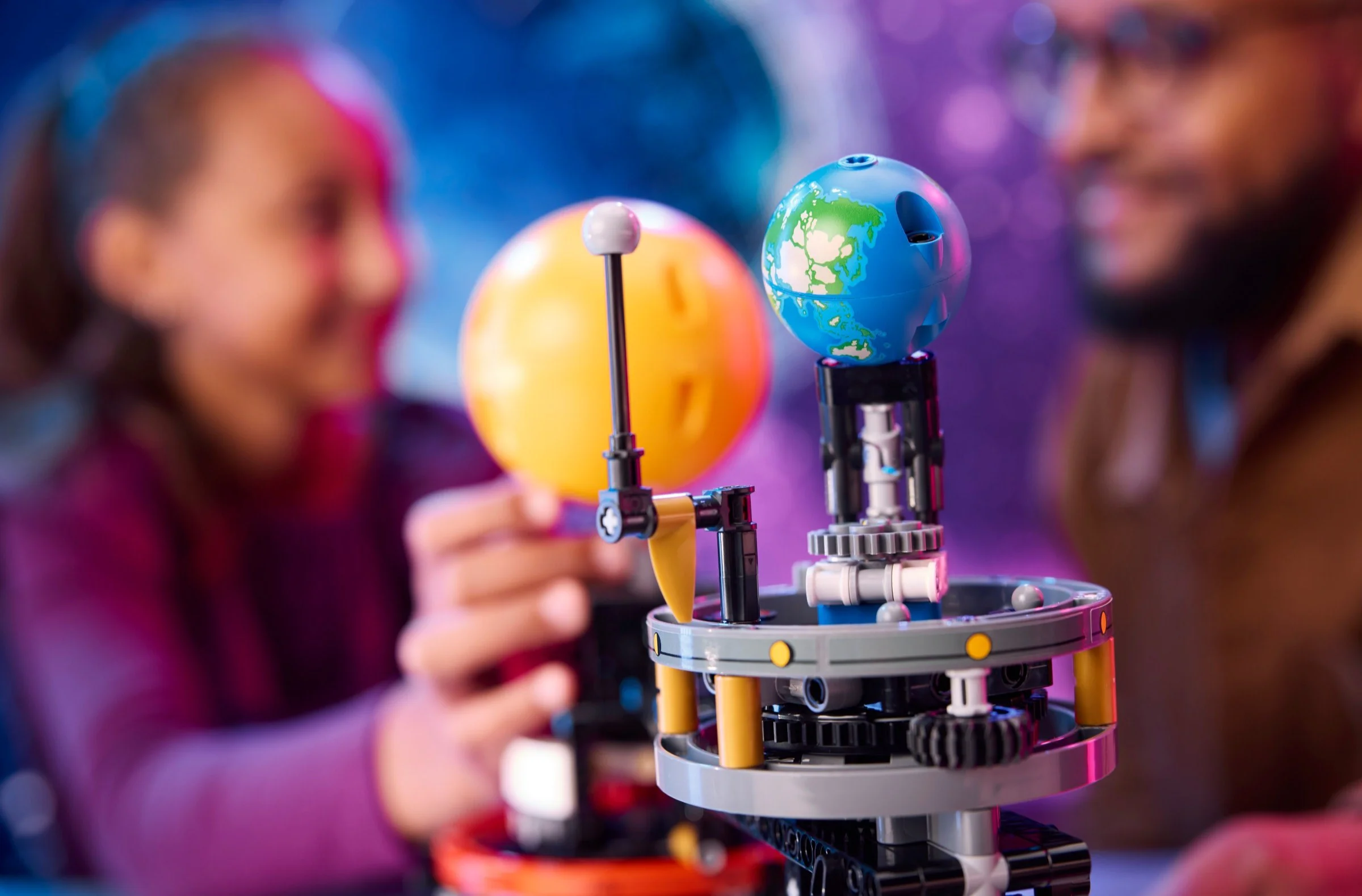 Modelling of Earth and Moon orbits 乐高 LEGO 42179 image 1
