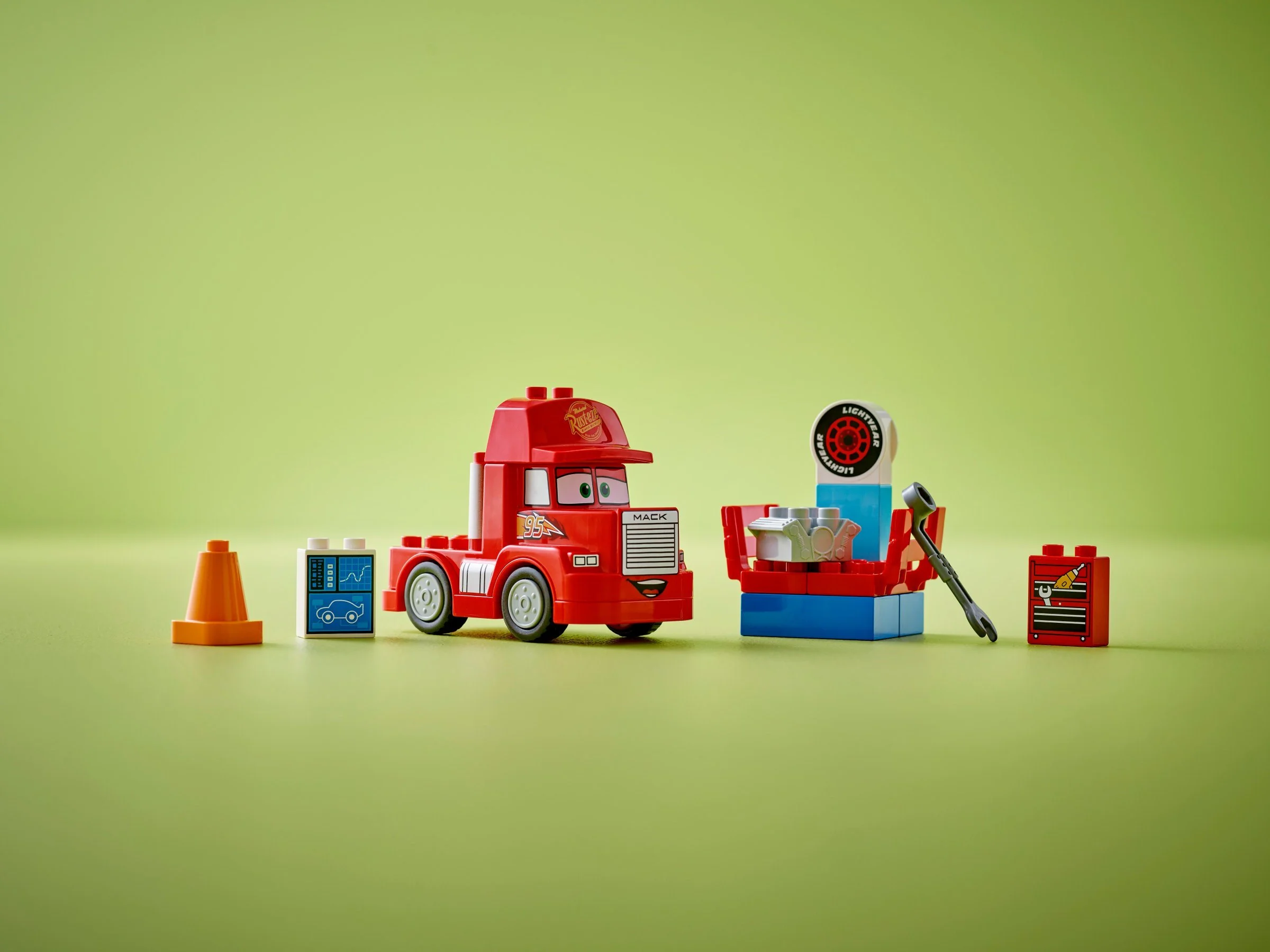 Mr. McMahon, the driver of the race 乐高 LEGO 10417 image 2