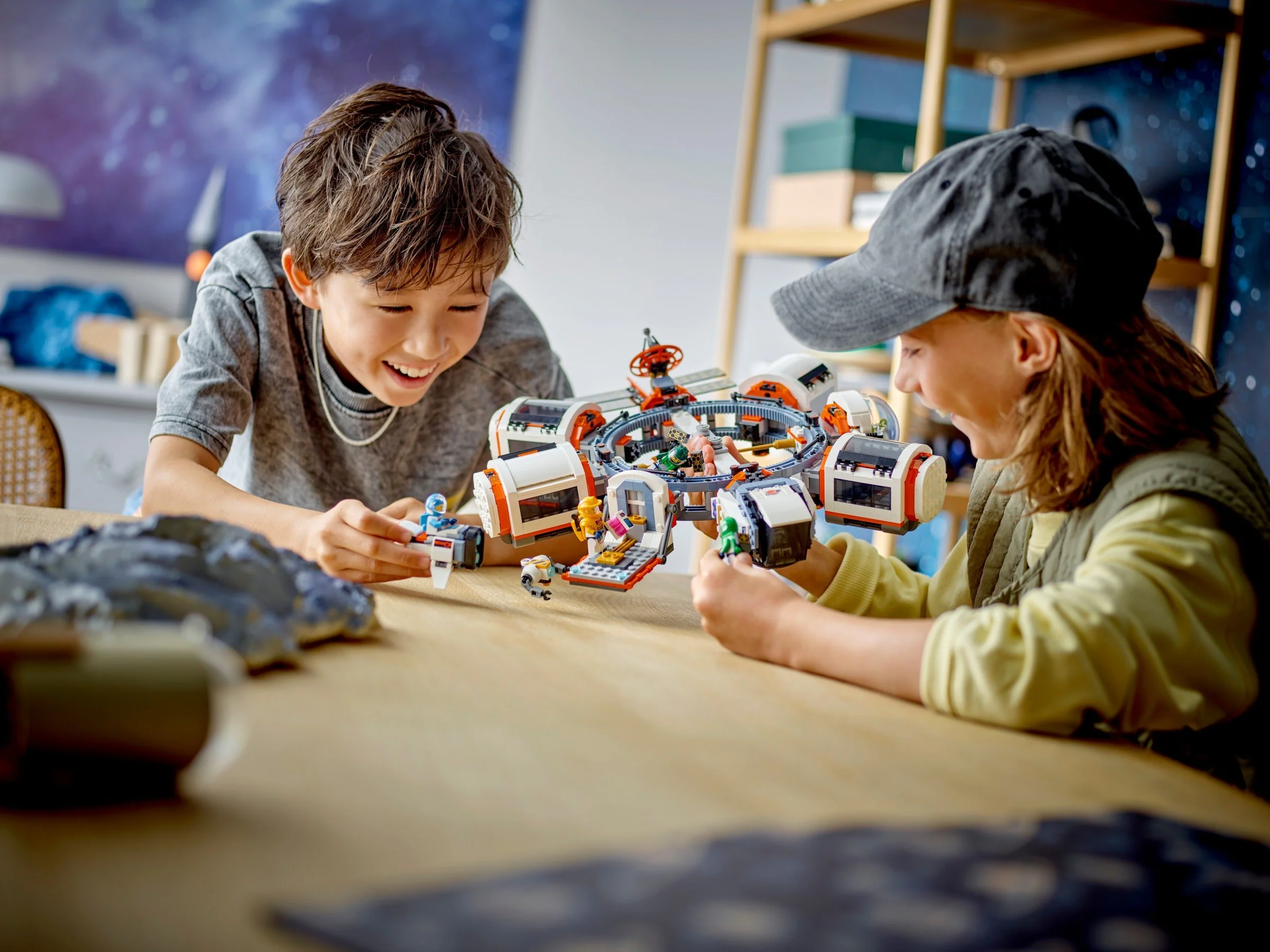 Space station LEGO 60433 image 2
