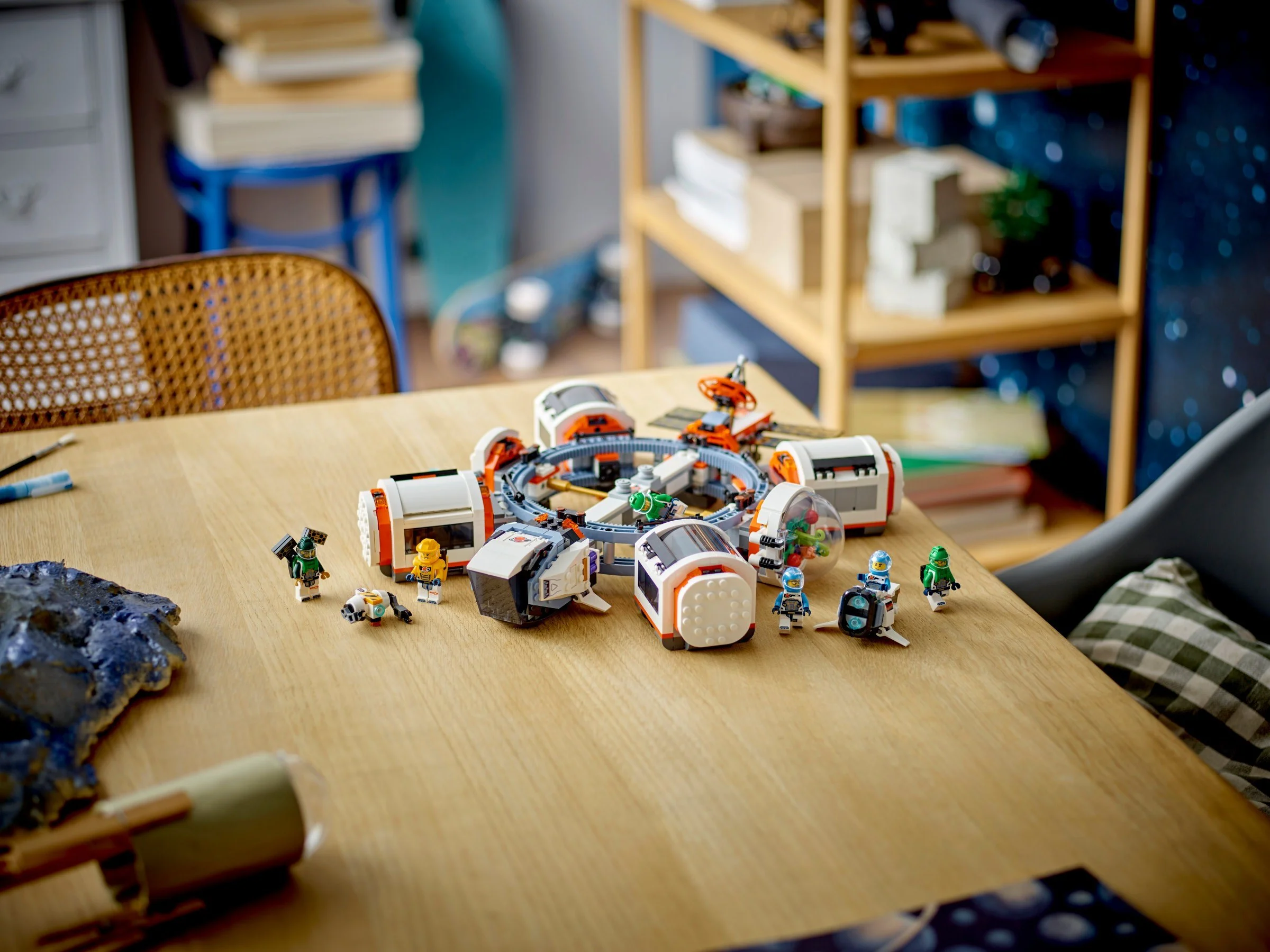 Space station LEGO 60433 image 3