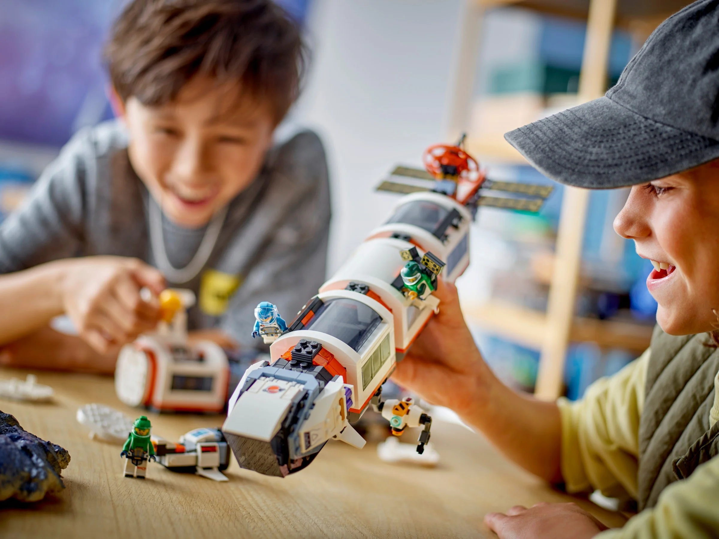 Space station LEGO 60433 image 4