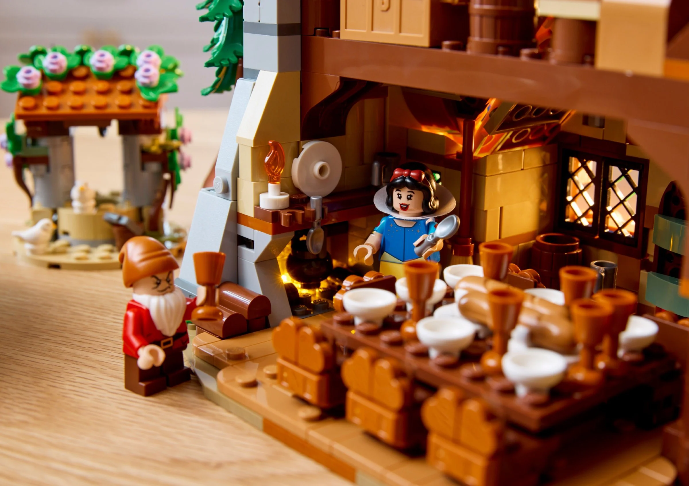 Disney: Snow White and the Seven Dwarf Forest House 乐高 LEGO 43242 image 4
