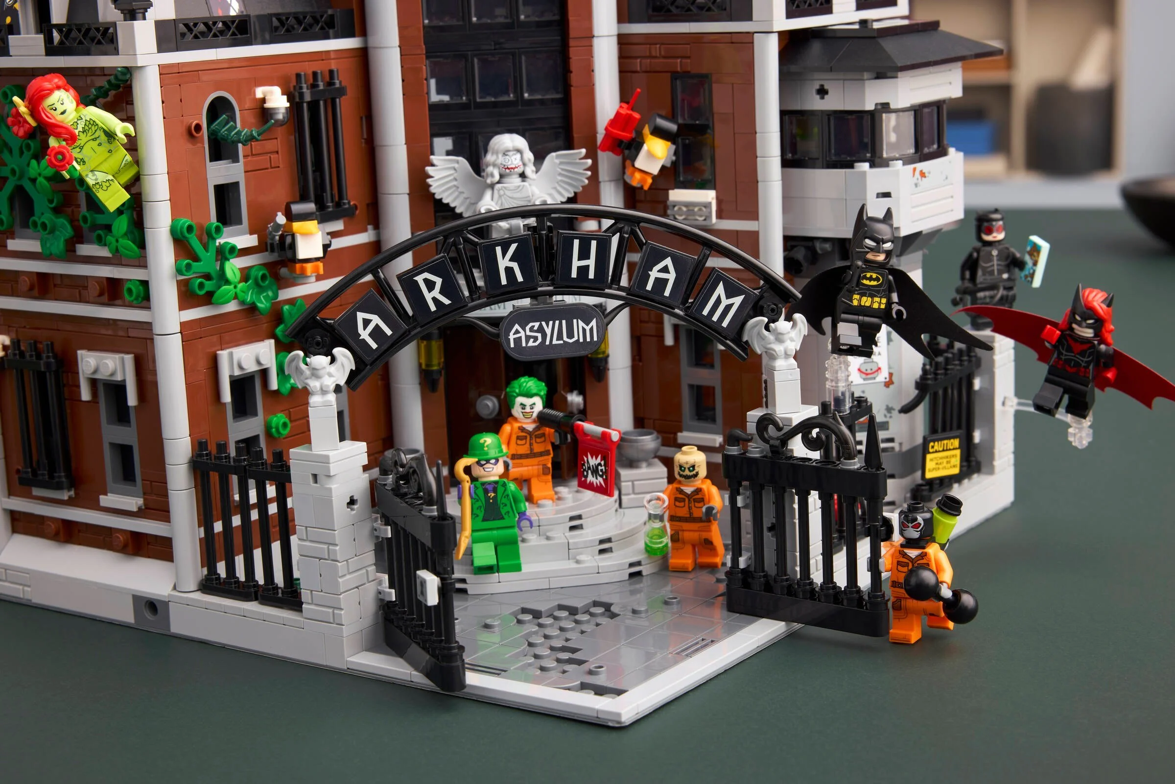 Akam asylum LEGO 76300 image 9