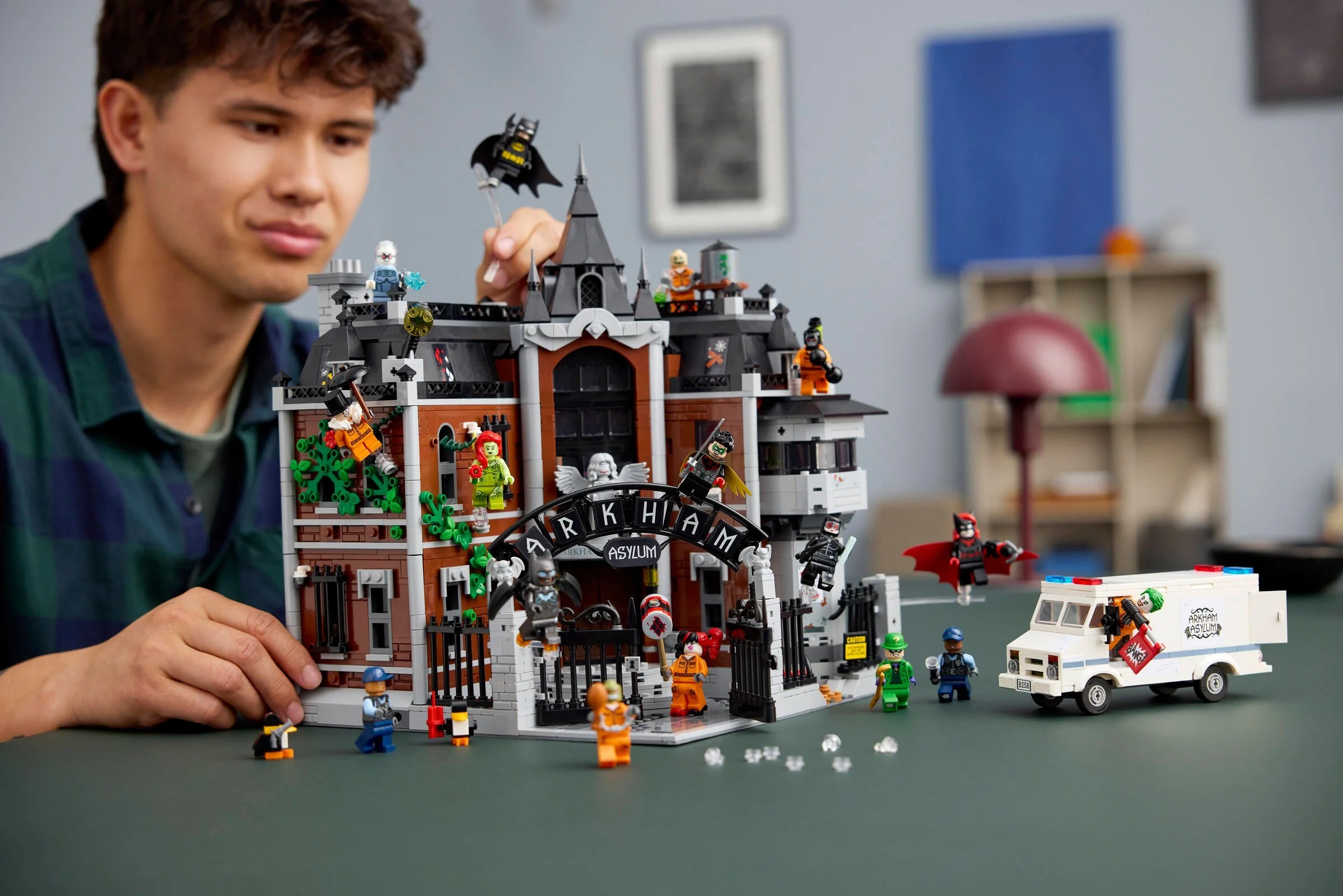 Akam asylum LEGO 76300 image 11