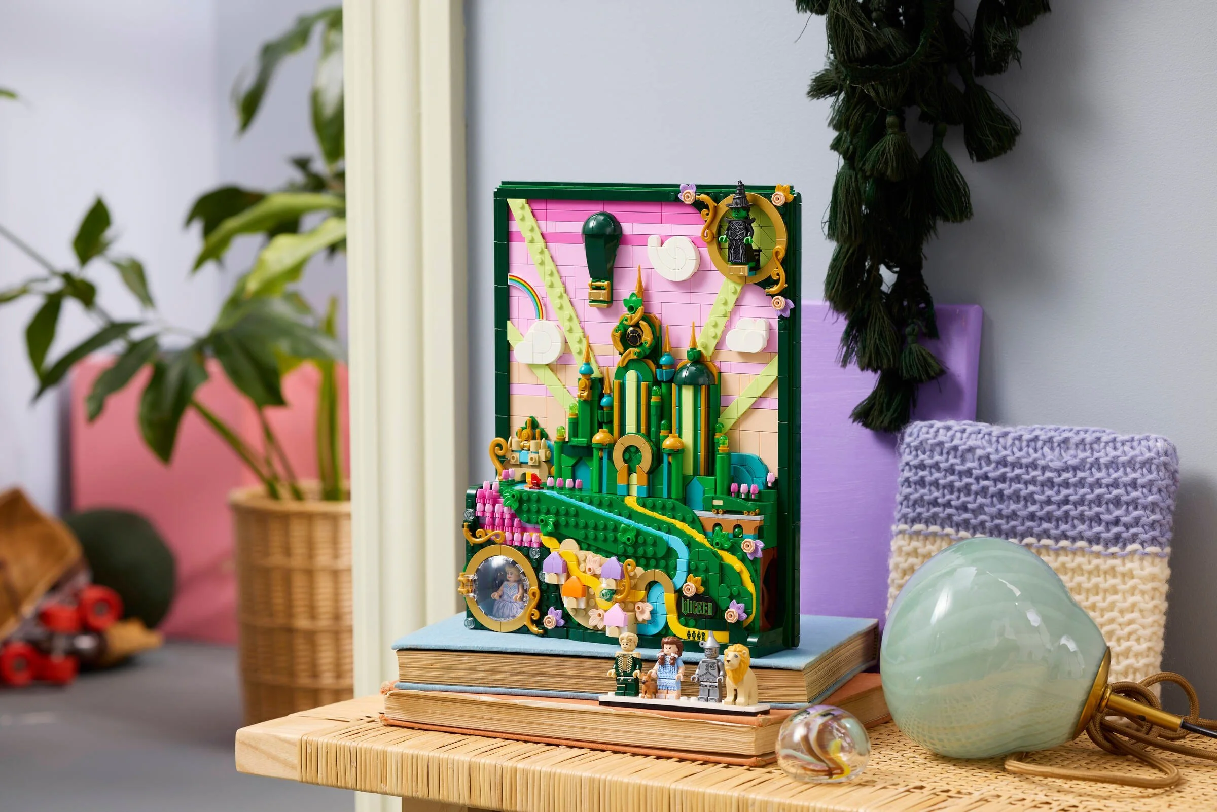 Magical Bad Witch: Emerald City Wall Art LEGO 75685 image 9