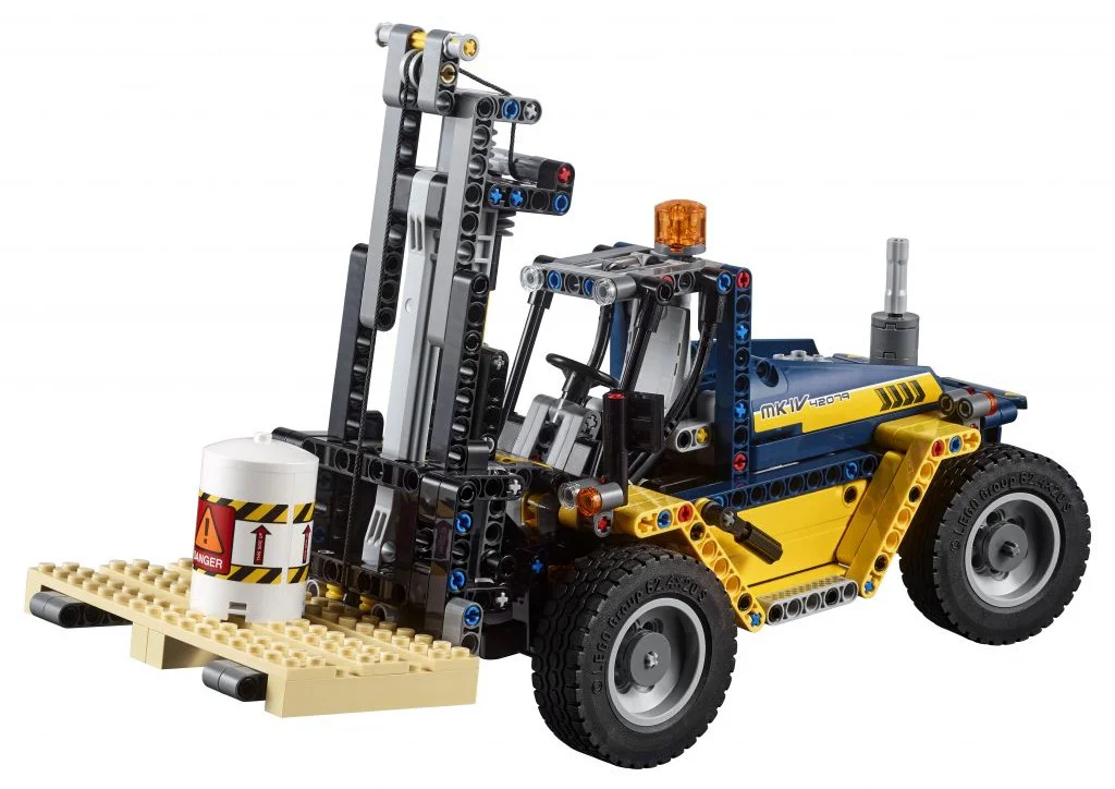Heavy-duty forklift. 3379