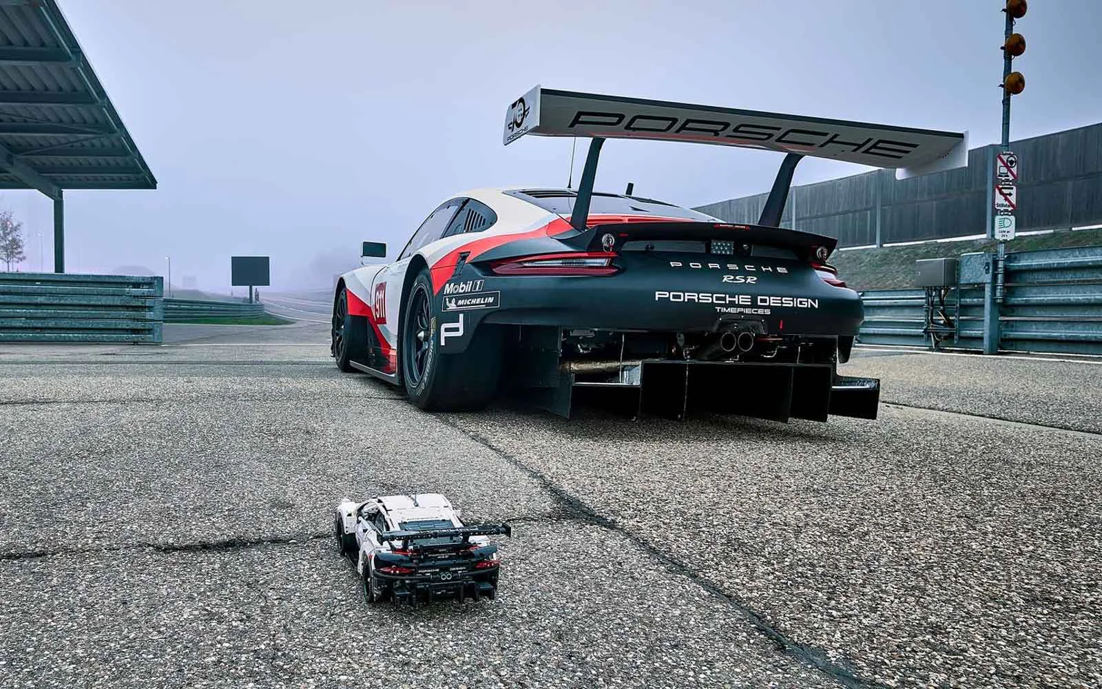 Porsche 911 RSR 71008 image 19