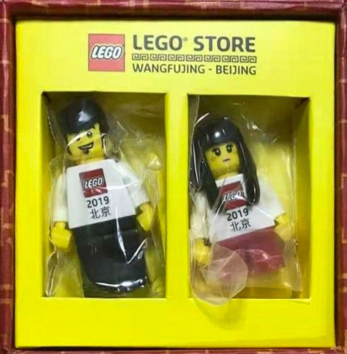Opens a box of people's children at the Liga Flag Shop in Beijing 乐高 LEGO BEIJING image 1