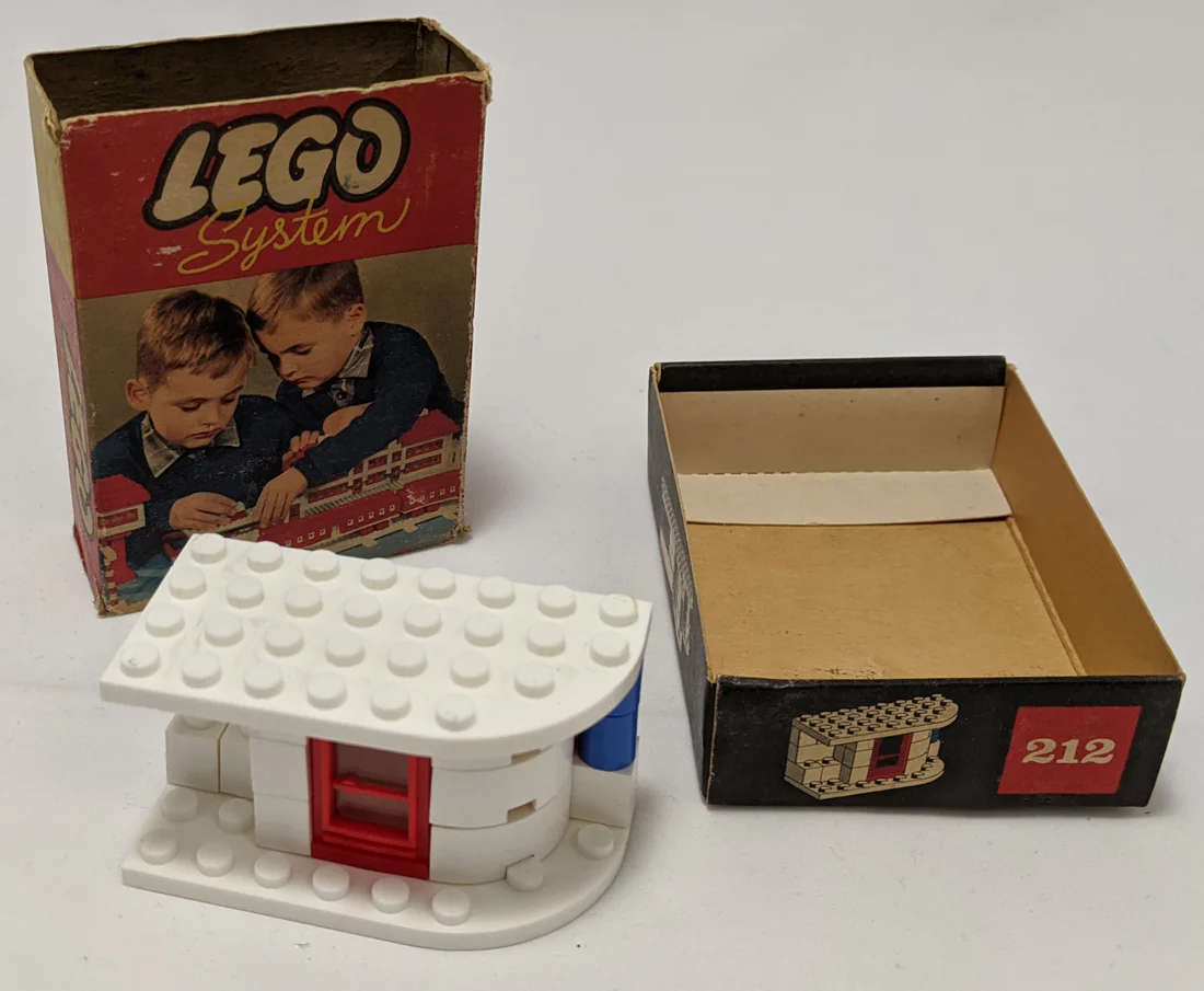 Town planning: Little house on the left corner 乐高 LEGO 212 image 1