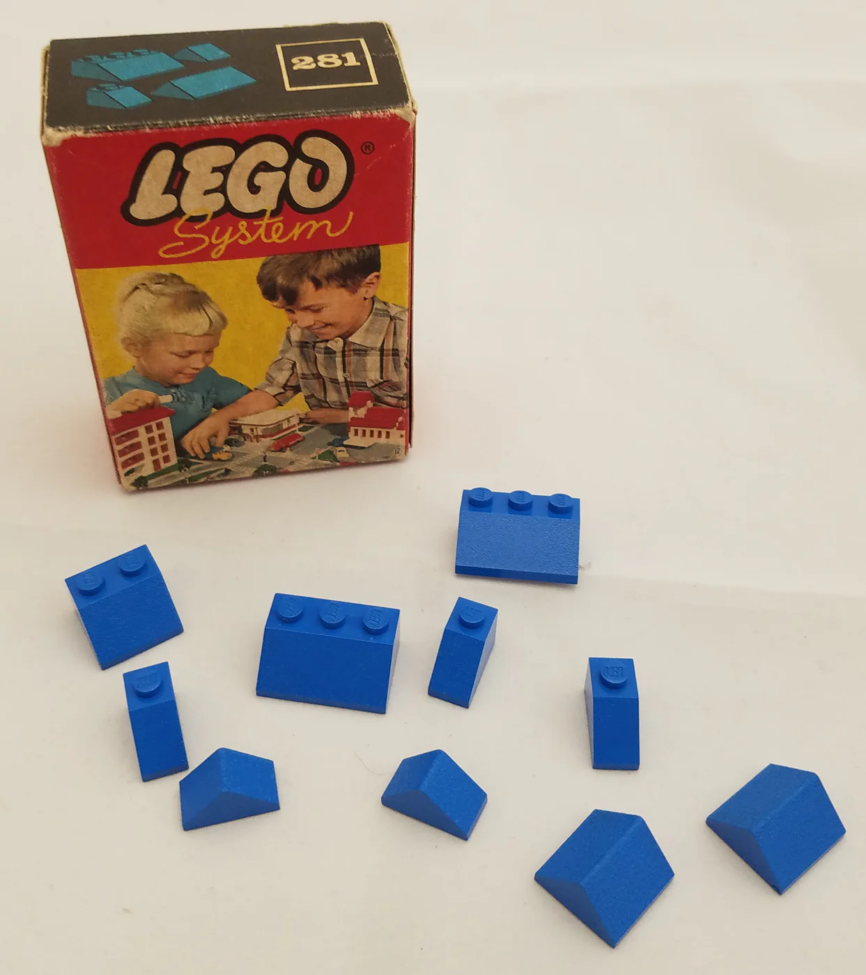 1 x 2 and 3 x 2 Sloping Bricks 乐高 LEGO 281 image 2
