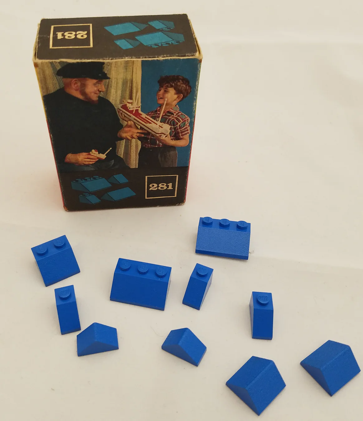 1 x 2 and 3 x 2 Sloping Bricks 乐高 LEGO 281 image 3