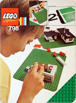 "Two Medium Baseplates, Green"