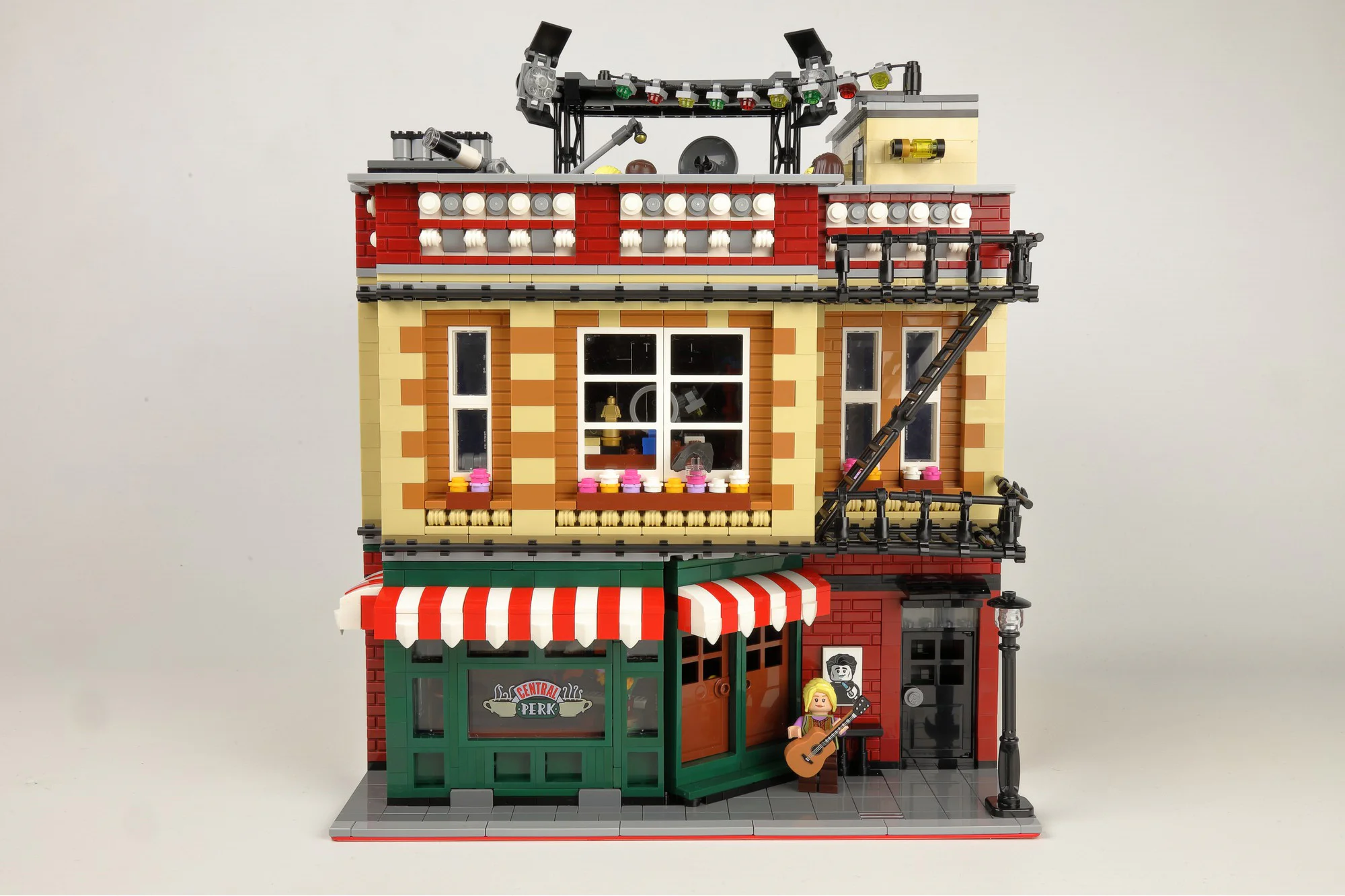 Street scene: Big Bang Theory and Friends themed skyscraper. MOC-34463 image 2