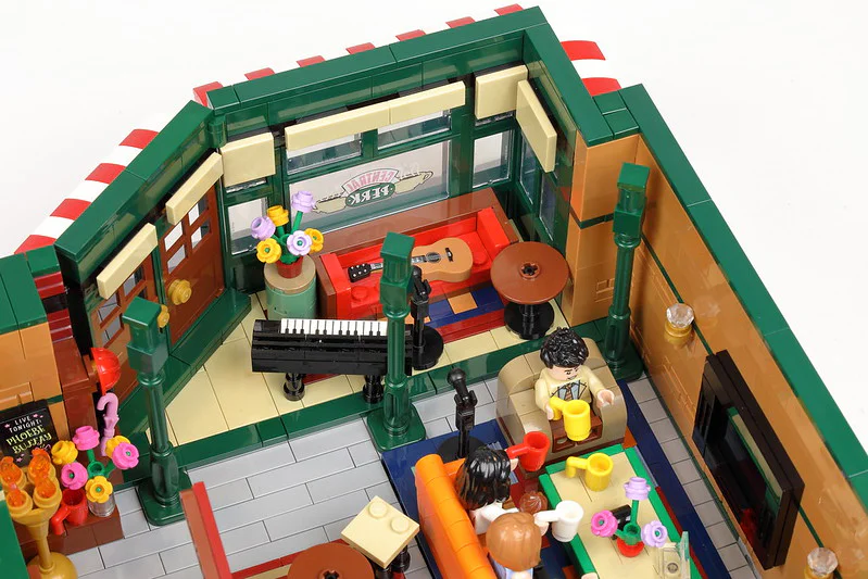 Street scene: Big Bang Theory and Friends themed skyscraper. MOC-34463 image 9