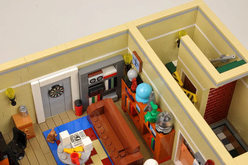 Street scene: Big Bang Theory and Friends themed skyscraper. MOC-34463 image 23