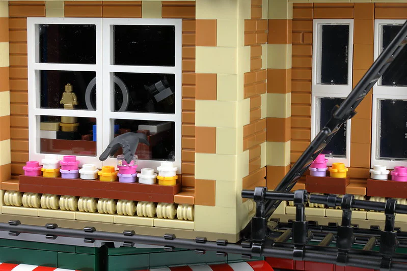 Street scene: Big Bang Theory and Friends themed skyscraper. MOC-34463 image 43