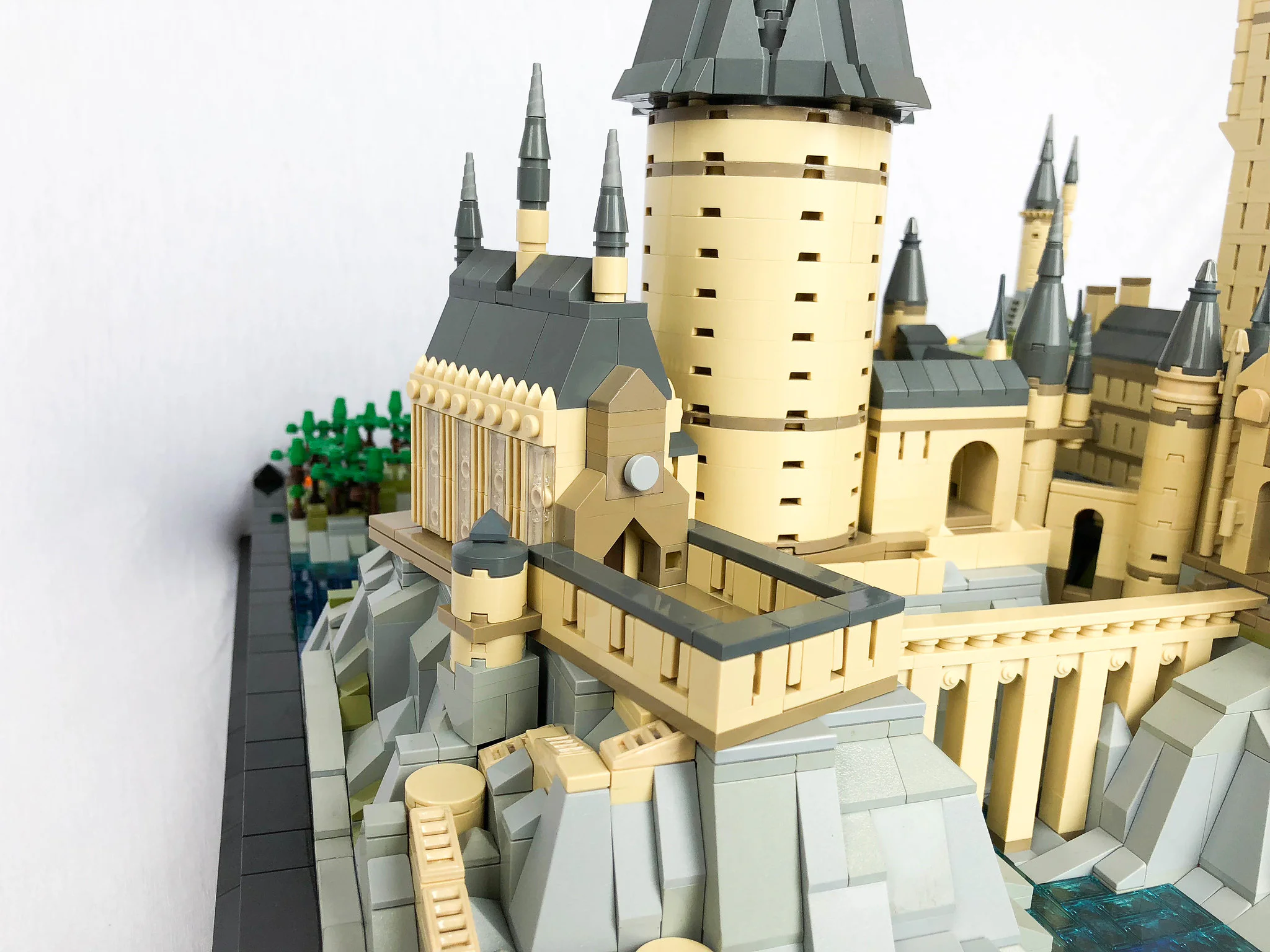 Miniature Version of Hogwarts Magic School 宇星模王 MOULDKING 22004 image 25