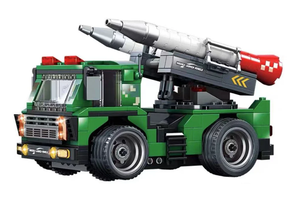 Remote-controlled tank made of building blocks. 维思积木 WISEBLOCK/奥迪双钻 HA389057