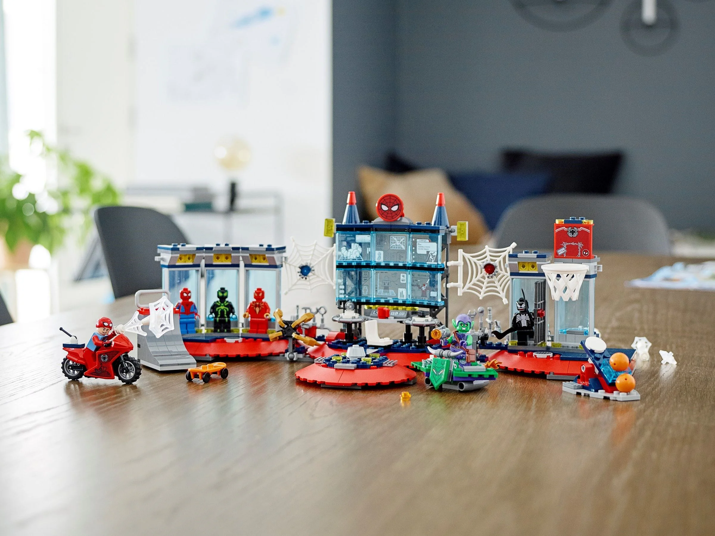 Spider-Man Base Under Attack 60095 image 10
