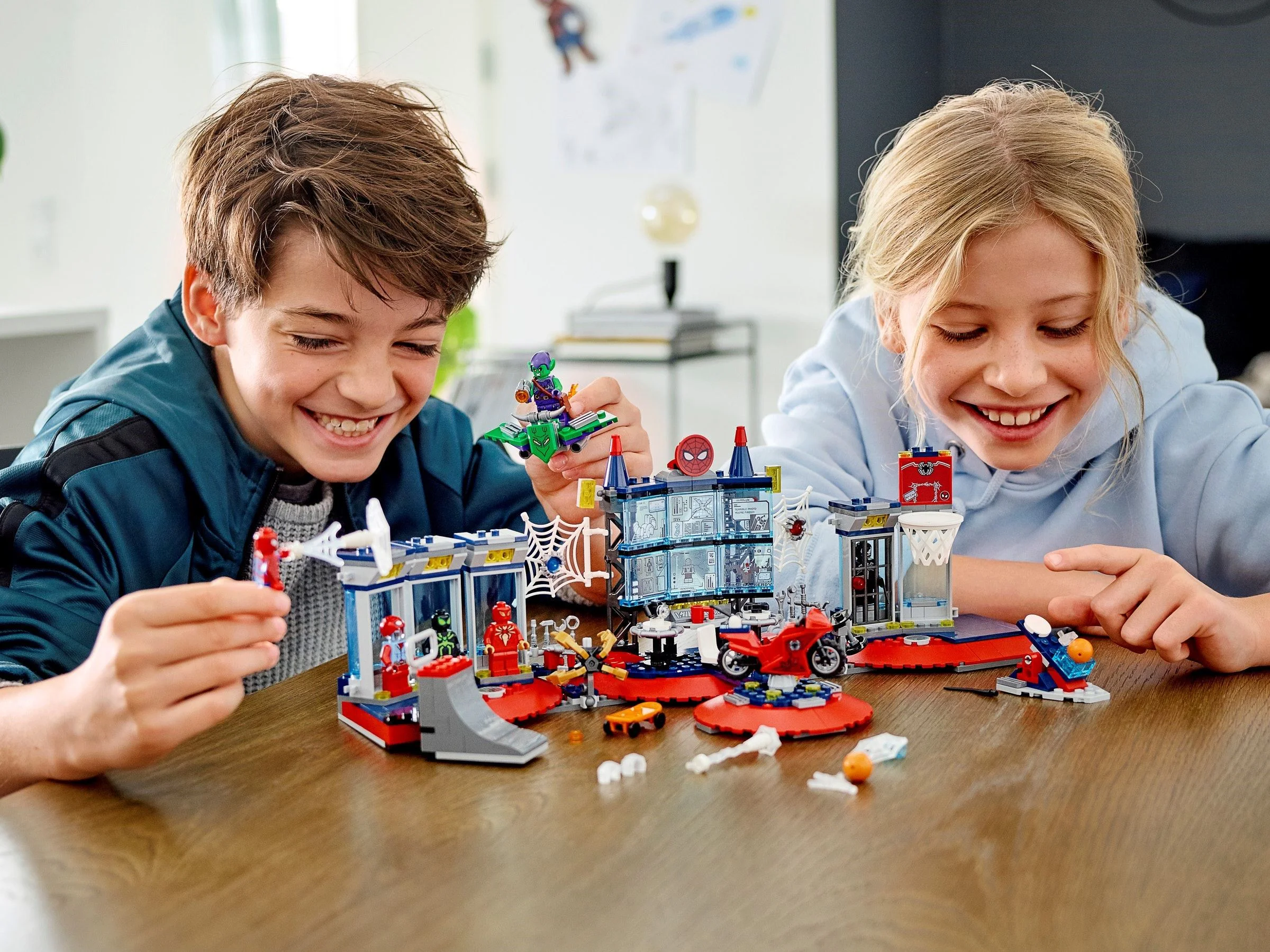 Spider-Man Base Under Attack 60095 image 11