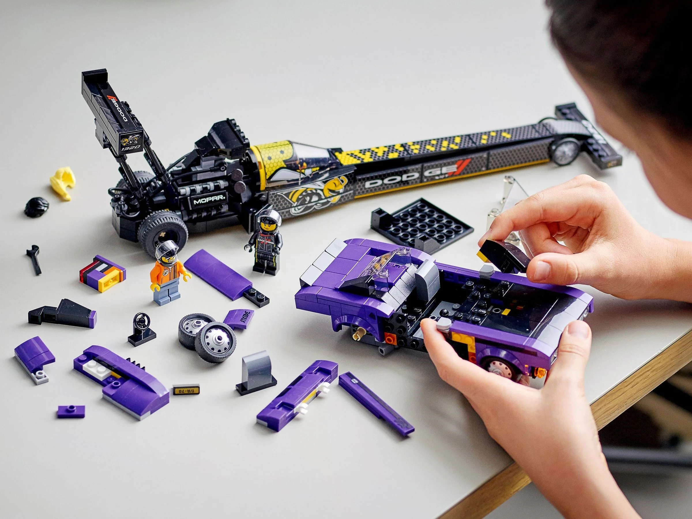 MOPALDOCH//SRT TOP FUEL TRACTOR AND 1970 DODGE CHALLENGER T/A LEGO 76904 image 11