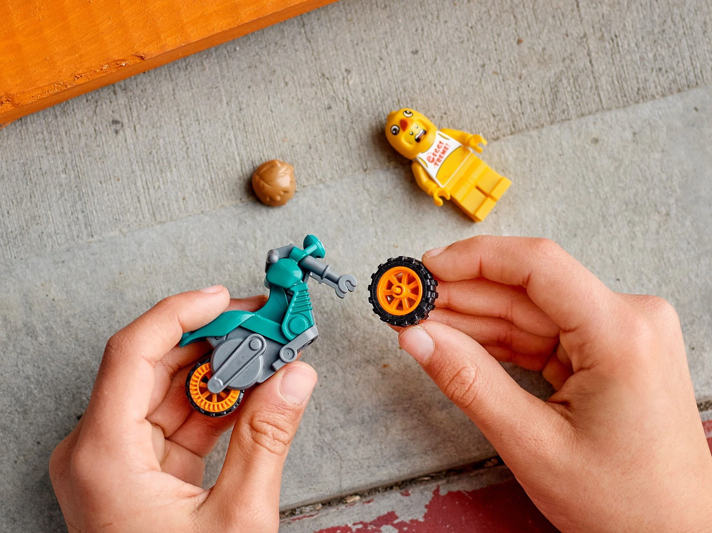 Special effects: Cute chicken-boy motorcycles 乐高 LEGO 60310 image 1
