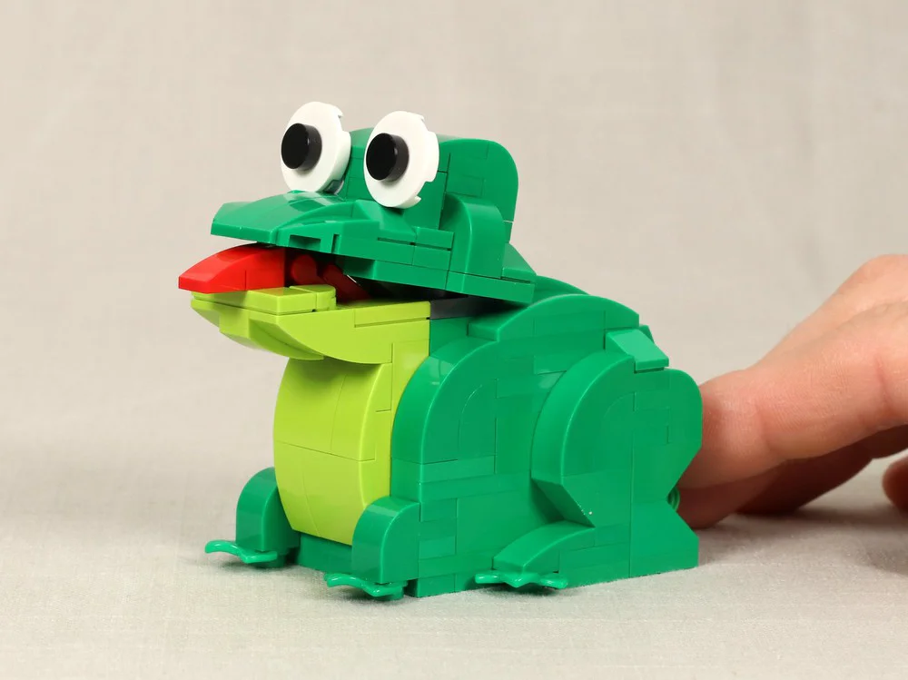 Little green frog with a tongue out. 酷玩潮 02