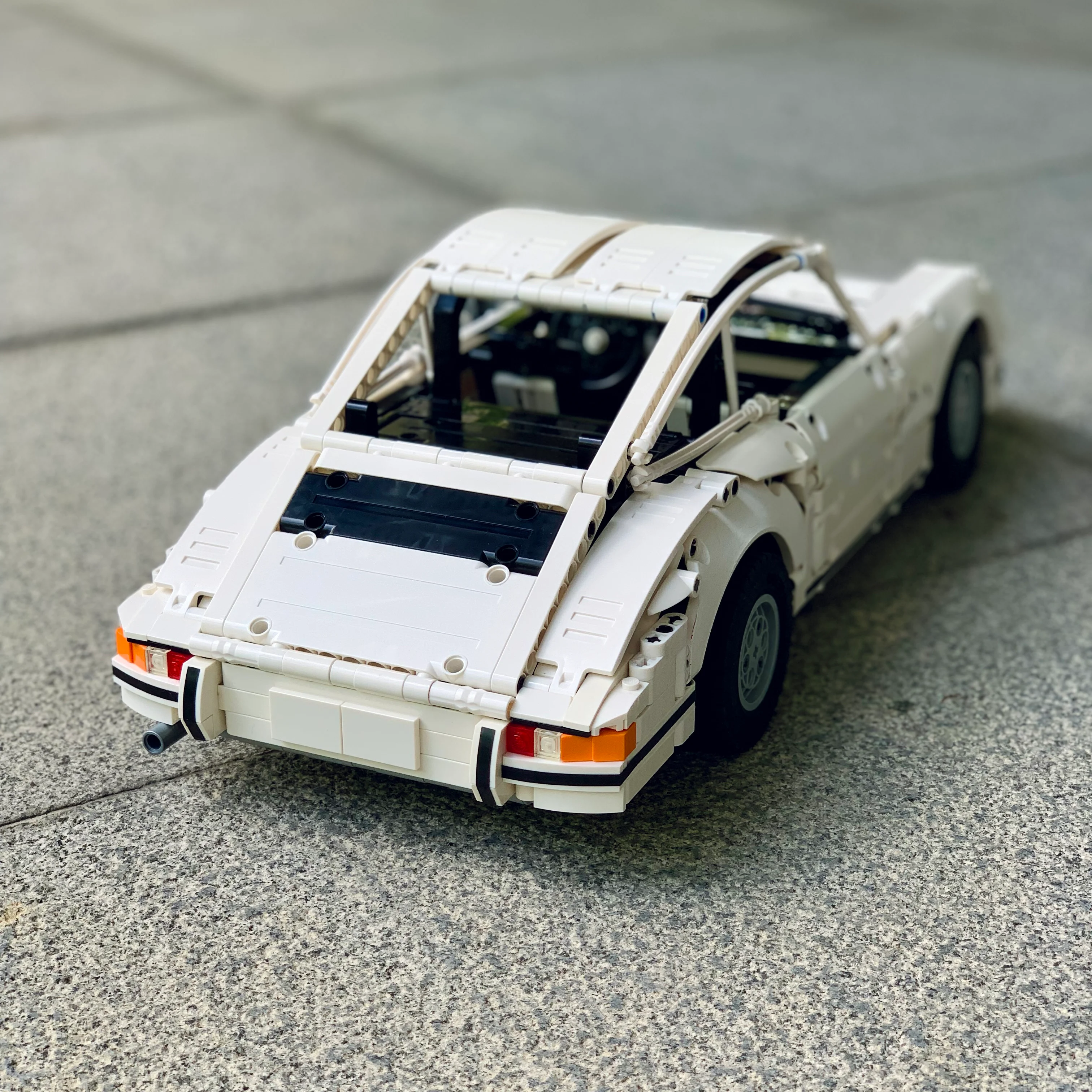 Porsche 911S 2.4 1:10 MOC-80318 image 3