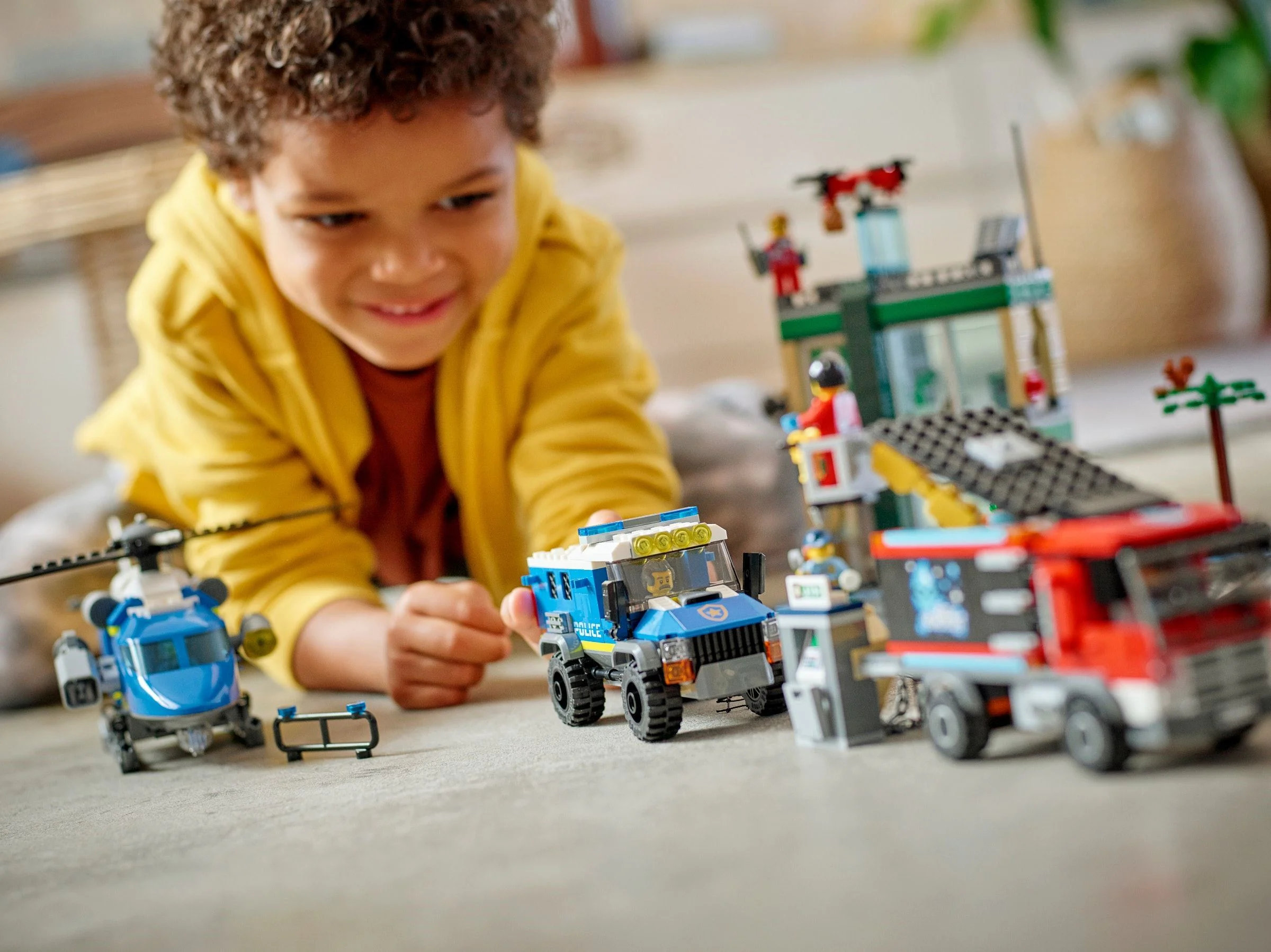 The police bank is after him 乐高 LEGO 60317 image 2