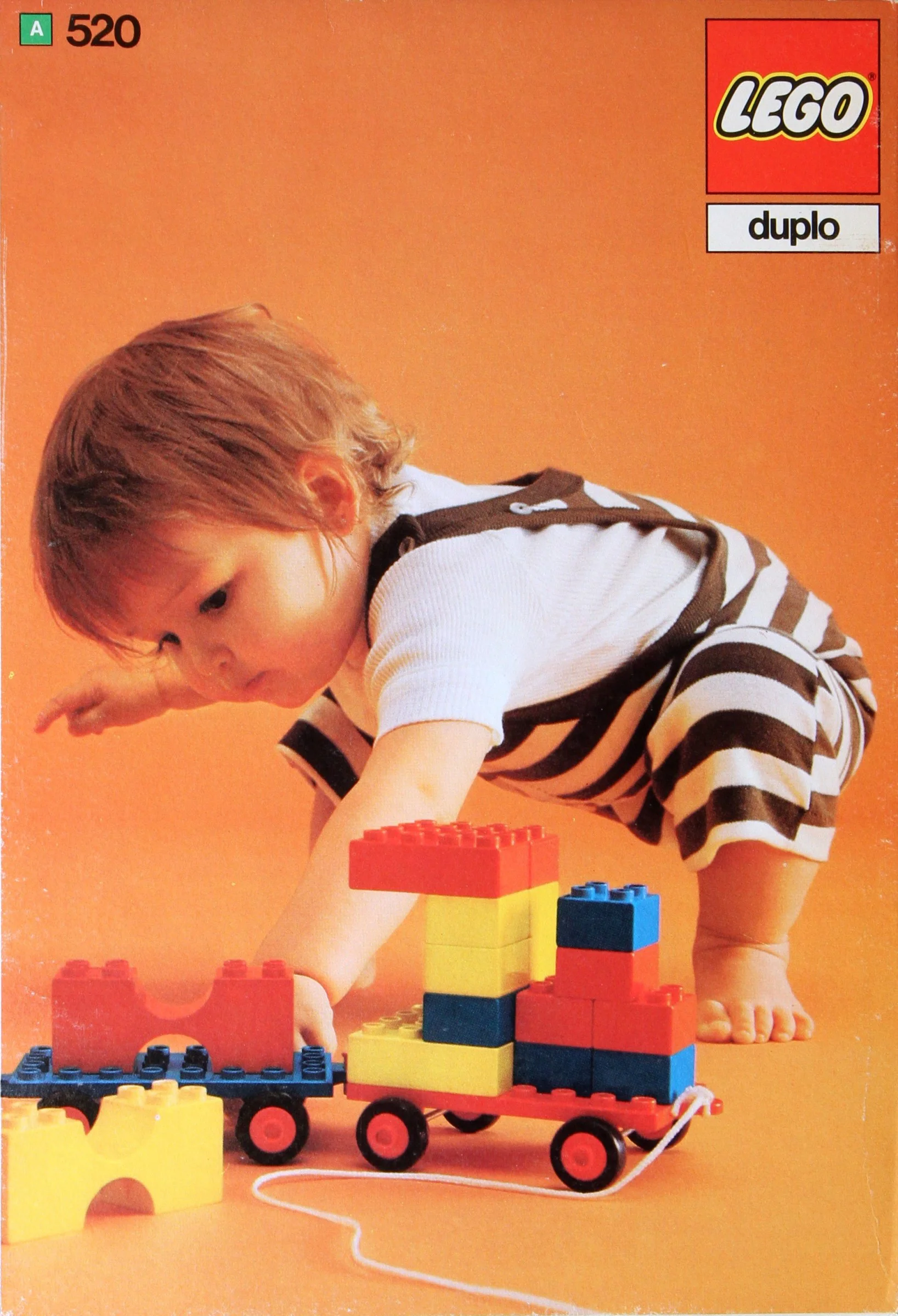 A phrase! Here's the translation:

"Blocks and half blocks and two trolleys" 乐高 LEGO 520-9